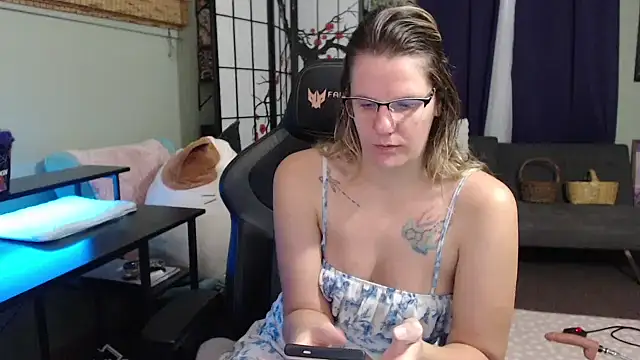 Sarahtineke online show from 18, 11, 2025