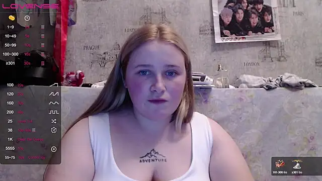 Snapshot of Light_Luna chatting on 28, 10, 2025 Light Luna online show from 28, 10, 2025