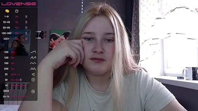 Snapshot of Light_Luna chatting on 26, 10, 2025 Light Luna online show from 26, 10, 2025