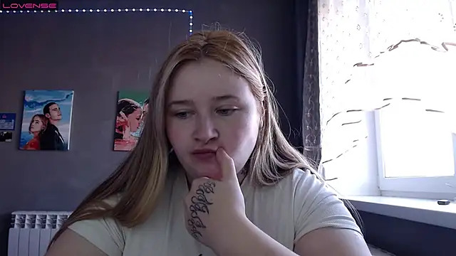 Snapshot of Light_Luna chatting on 25, 10, 2025 Light Luna online show from 25, 10, 2025