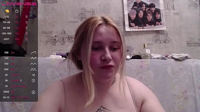 Snapshot of Light_Luna chatting on 6, 11, 2025 Light Luna online show from 6, 11, 2025