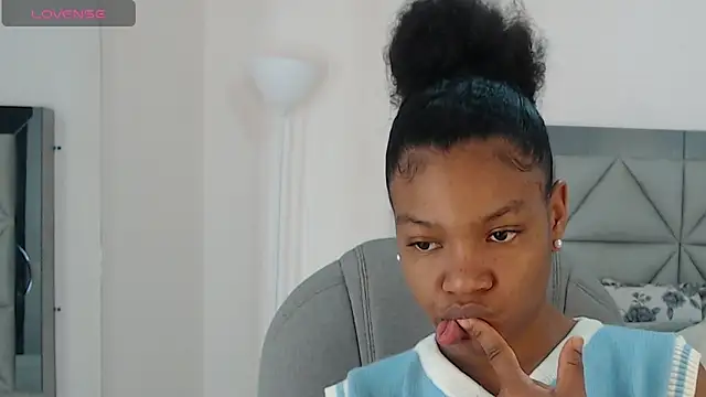 genesis moretz online show from 15, 4, 2026