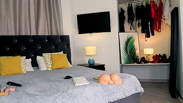 InvitingTina online show from 5, 10, 2025