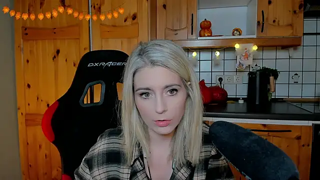 Lisaonthemoon online show from 25, 10, 2025