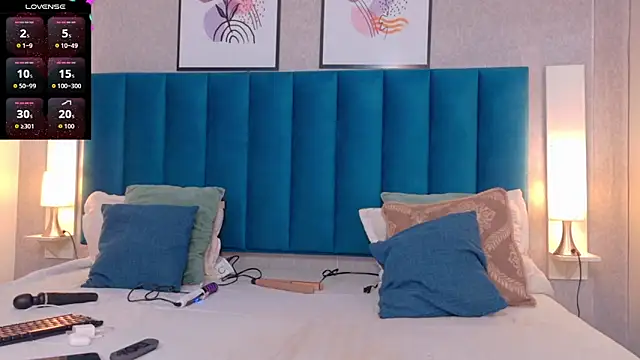 CheneellLorens online show from 1, 11, 2025