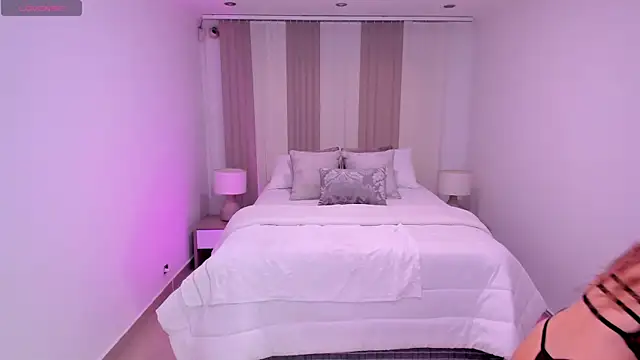 Snapshot of Leah_Grey chatting on 22, 9, 2025 Leah Grey online show from 22, 9, 2025