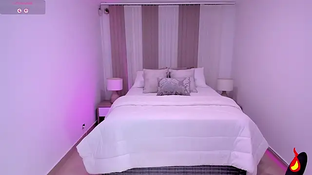 Snapshot of Leah_Grey chatting on 20, 9, 2025 Leah Grey online show from 20, 9, 2025