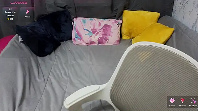 Nicole Vvinson online show from 5, 3, 2025