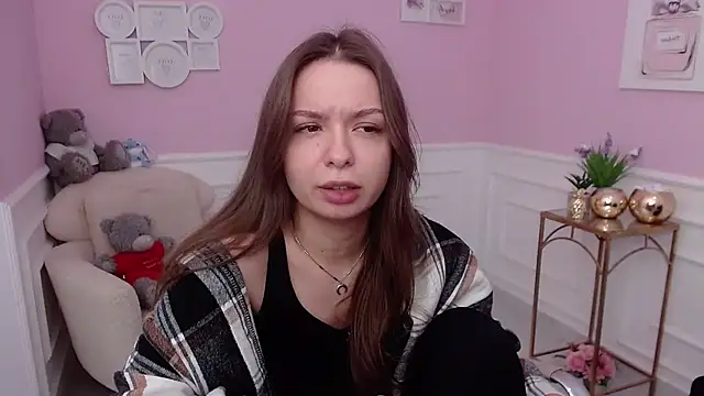 LucySkilar online show from 24, 10, 2025