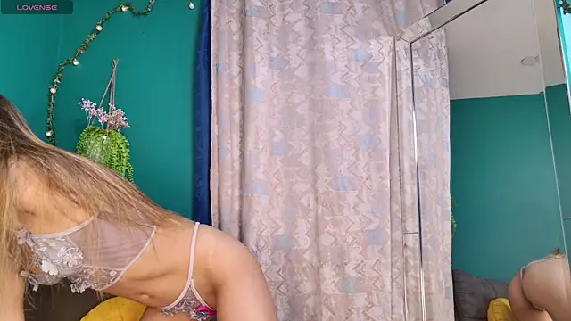 Layla 17 online show from 16, 7, 2026