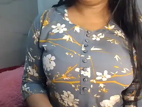 Snapshot of Trezza chatting on 4, 7, 2026 Trezza online show from 4, 7, 2026
