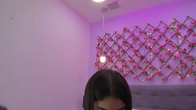 Oriana Guzman online show from 9, 3, 2025