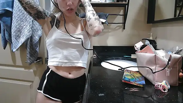 Snapshot of NatalieKneals chatting on 4, 10, 2025 NatalieKneals online show from 4, 10, 2025