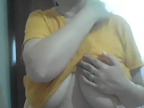 Snapshot of AnaXBerry chatting on 7, 6, 2026 AnaXBerry online show from 7, 6, 2026