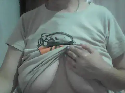 Snapshot of AnaXBerry chatting on 8, 7, 2026 AnaXBerry online show from 8, 7, 2026