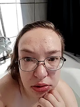 Isabella Geney online show from 19, 11, 2025