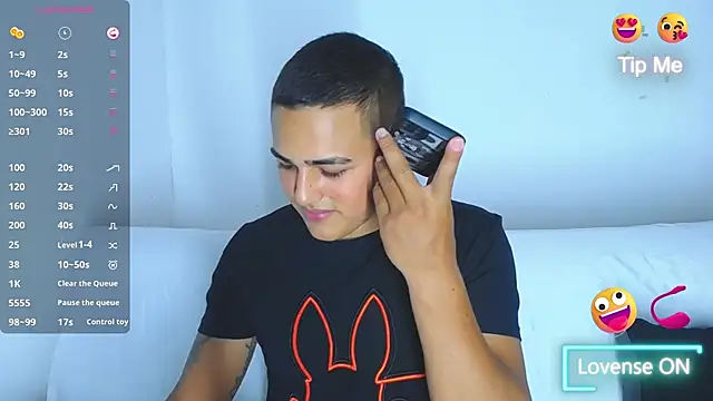 Latino Junge online show from 8, 1, 2025