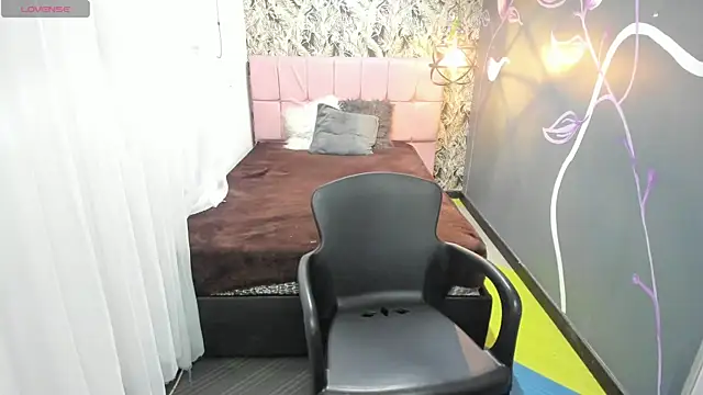 EmmaaEvans  online show from 12, 2, 2025