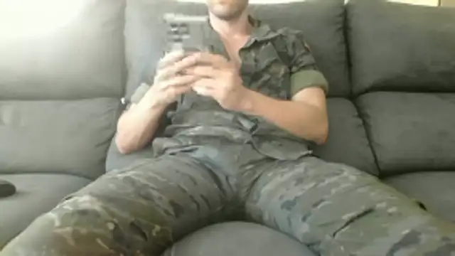 militar guapo online show from 17, 10, 2025