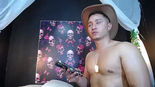 Snapshot of francesco_evan chatting on 13, 2, 2025 francesco evan online show from 13, 2, 2025