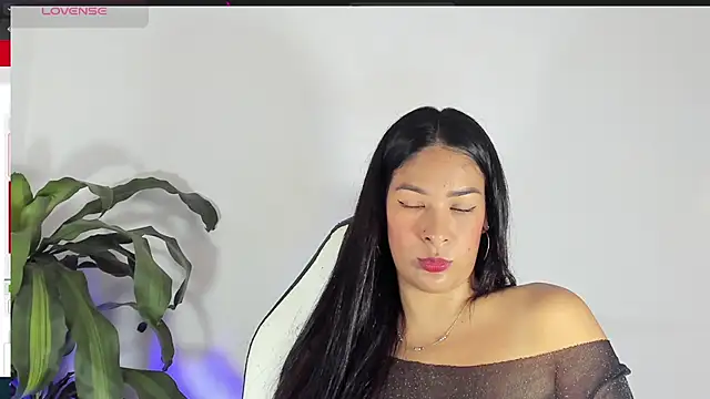 bella hadid1  online show from 13, 3, 2025