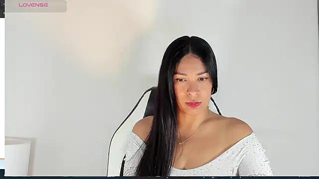 bella hadid1  online show from 2, 3, 2025