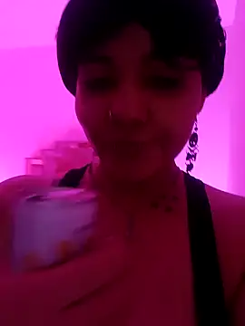 Snapshot of Evelynn chatting on 5, 1, 2025 Evelynn online show from 5, 1, 2025