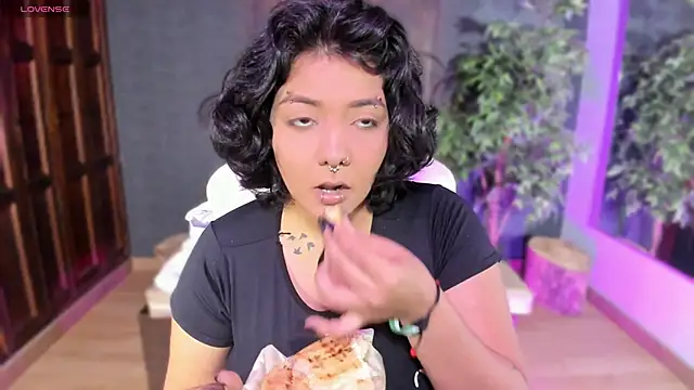 Snapshot of Evelynn chatting on 5, 11, 2025 Evelynn online show from 5, 11, 2025