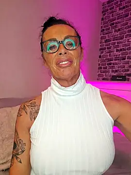 Misses-Cougar online show from 10, 11, 2025