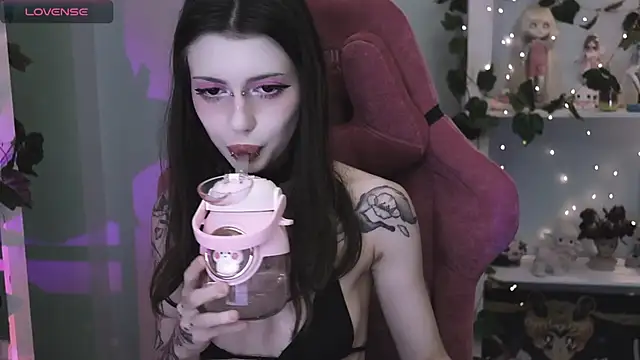 prettybones online show from 25, 6, 2026