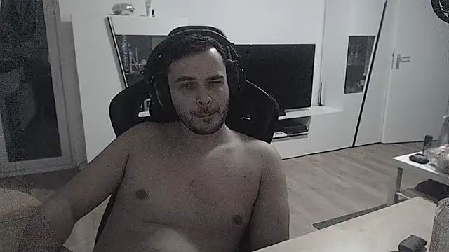 SharkLuigi online show from 1, 2, 2025