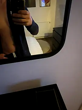 Snapshot of Guitccch chatting on 14, 10, 2025 Guitccch online show from 14, 10, 2025