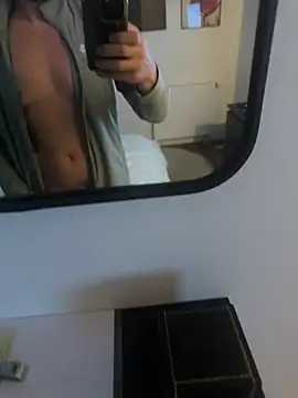 Snapshot of Guitccch chatting on 4, 11, 2025 Guitccch online show from 4, 11, 2025