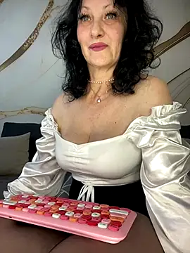 Snapshot of Katie-n chatting on 29, 9, 2025 Katie-n online show from 29, 9, 2025