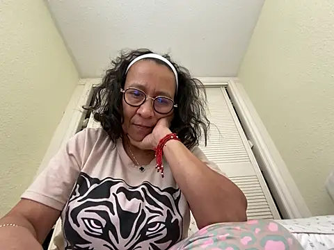 Snapshot of sweeviolet chatting on 2, 2, 2025 sweeviolet online show from 2, 2, 2025