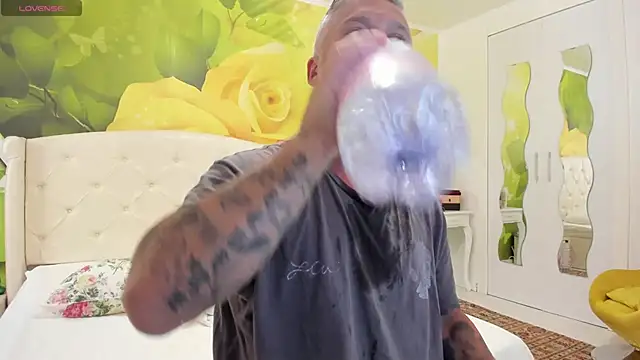 BlowMyXXL online show from 13, 5, 2026