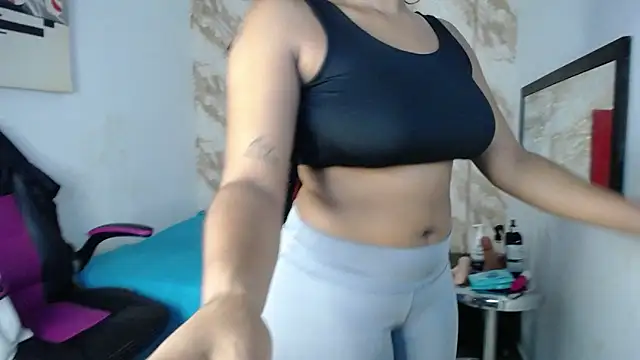 Snapshot of issa__love chatting on 5, 12, 2025 issa love online show from 5, 12, 2025