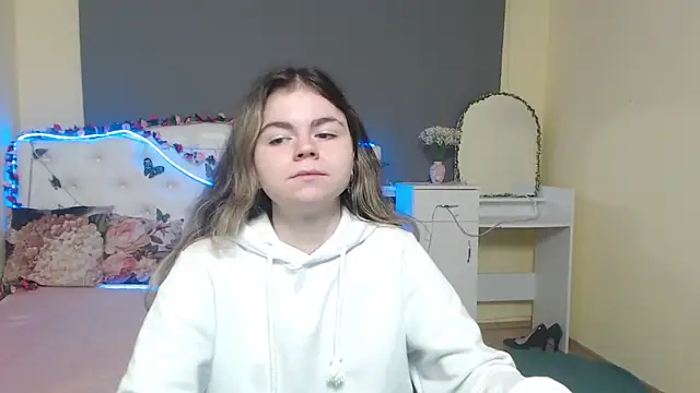 Snapshot of TinaRedly chatting on 3, 5, 2026 TinaRedly online show from 3, 5, 2026