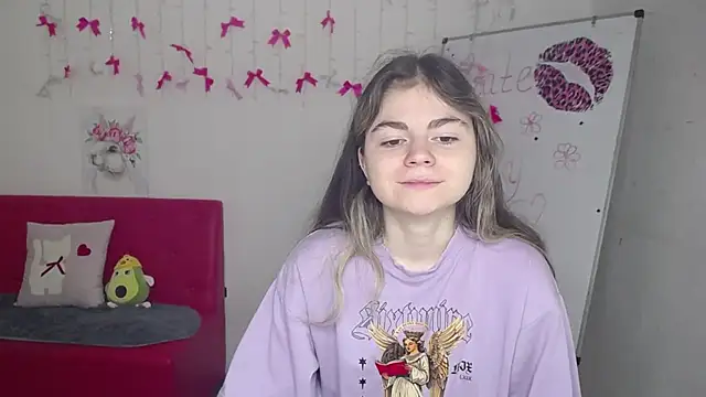 Snapshot of TinaRedly chatting on 4, 5, 2026 TinaRedly online show from 4, 5, 2026
