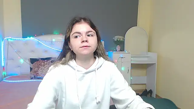 Snapshot of TinaRedly chatting on 9, 5, 2026 TinaRedly online show from 9, 5, 2026