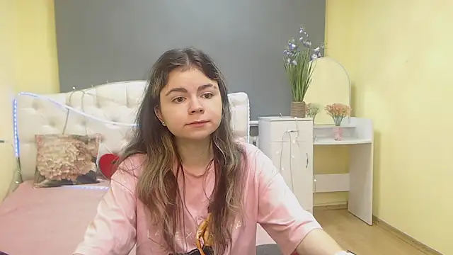 Snapshot of TinaRedly chatting on 14, 5, 2026 TinaRedly online show from 14, 5, 2026