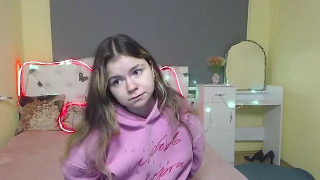 Snapshot of TinaRedly chatting on 24, 4, 2026 TinaRedly online show from 24, 4, 2026