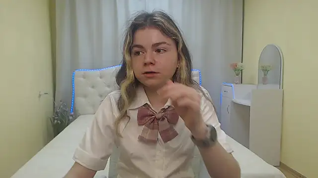 Snapshot of TinaRedly chatting on 2, 7, 2026 TinaRedly online show from 2, 7, 2026