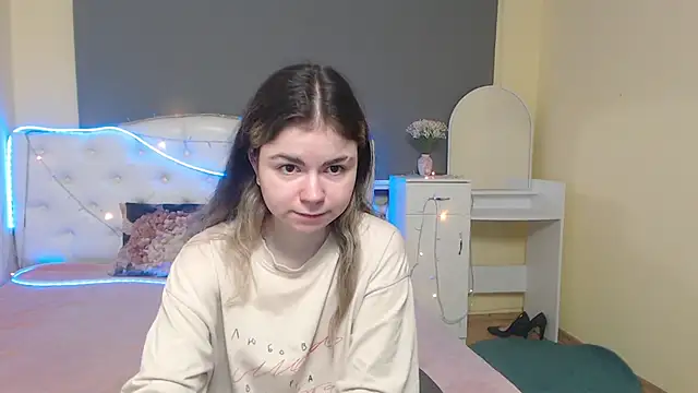 Snapshot of TinaRedly chatting on 8, 5, 2026 TinaRedly online show from 8, 5, 2026