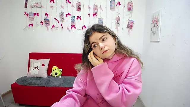 Snapshot of TinaRedly chatting on 15, 5, 2026 TinaRedly online show from 15, 5, 2026