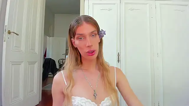 Snapshot of AliceSnowCatt chatting on 14, 11, 2025 AliceSnowCatt online show from 14, 11, 2025