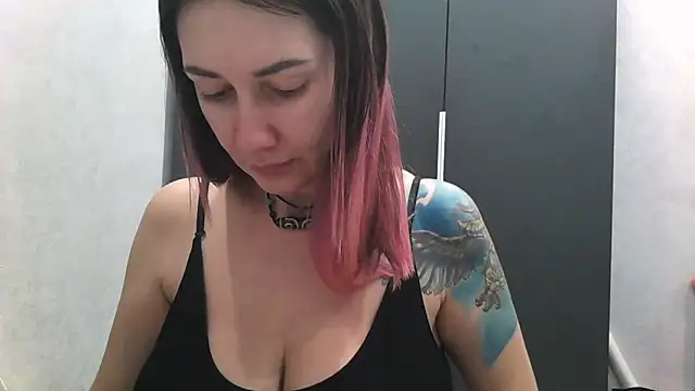 Snapshot of BlueXOwl chatting on 30, 10, 2025 BlueXOwl online show from 30, 10, 2025