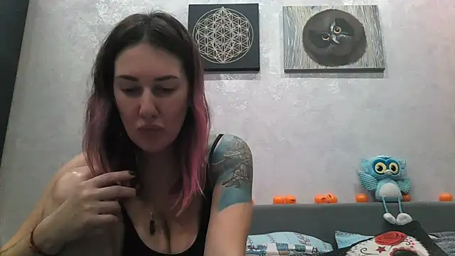 Snapshot of BlueXOwl chatting on 6, 11, 2025 BlueXOwl online show from 6, 11, 2025