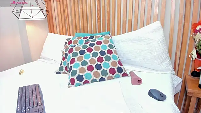 Ginger Winn online show from 6, 3, 2025