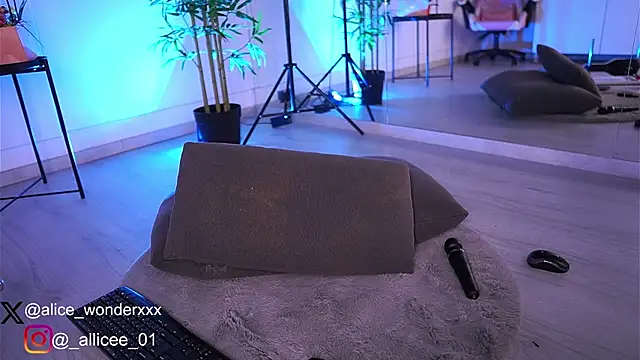 VanessaSimon online show from 8, 3, 2025